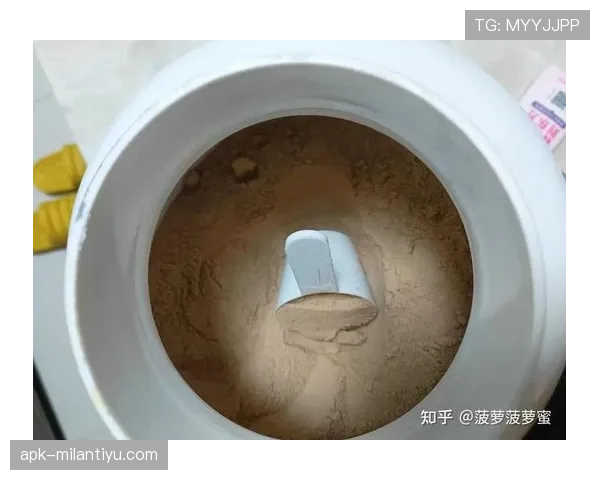 贝林厄姆家冰箱里塞满蛋白粉,连可乐瓶都换成水了